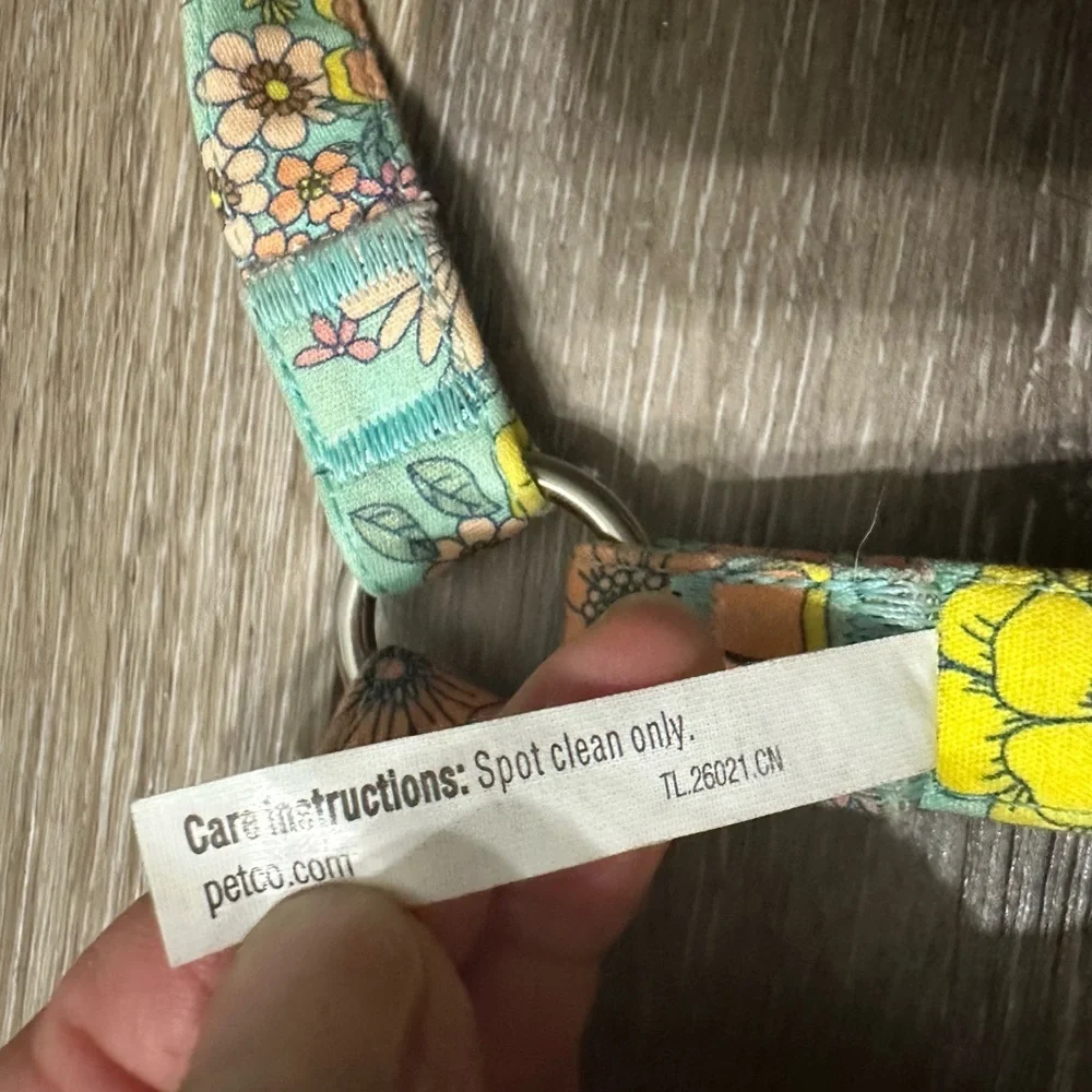 🐶 Small to medium dog pretty flowers printed leashes and harness new condition.